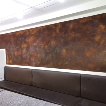 Parete finita con decorazione a Corten o finta ruggine