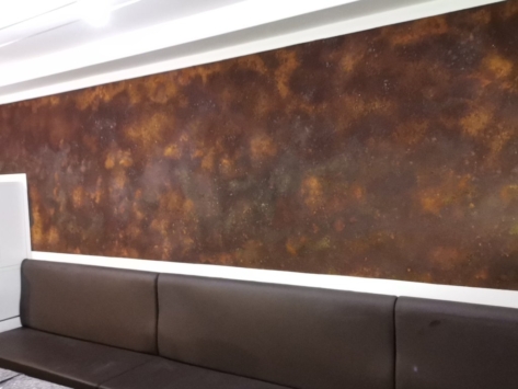 Parete finita con decorazione a Corten o finta ruggine