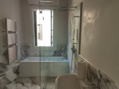 Particolare di grassello di calce opaco in bagno signorile,