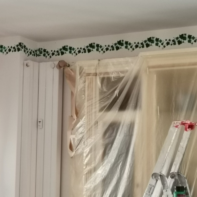 Particolare di decorazione a stancil presso appartamento privato